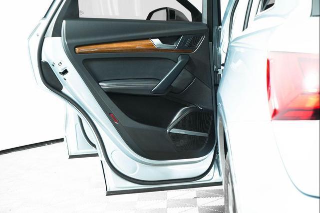 Photo of 2023 Florett Silver Metallic Audi Q5
