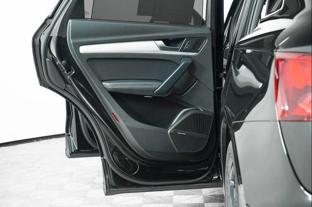 Photo of 2019 Black Metallic Audi SQ5