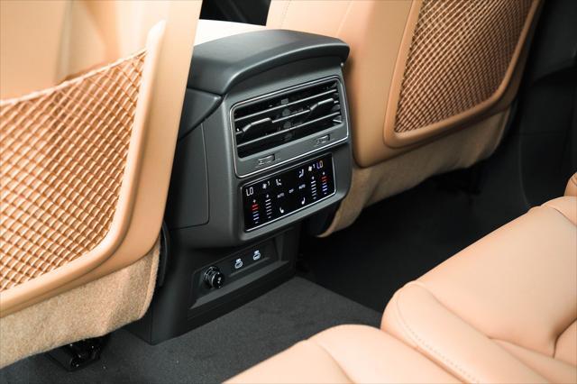 Photo of 2025 Mythos Black Metallic Audi Q7