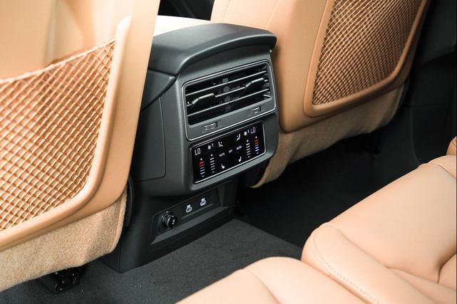 Photo of 2025 Mythos Black Metallic Audi Q7