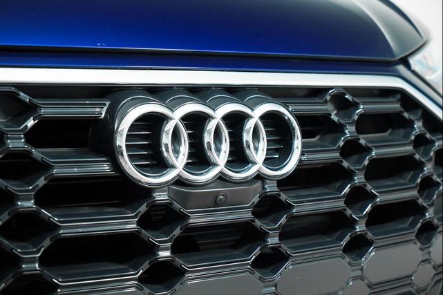 Photo of 2025 Navarra Blue Metallic Audi Q5