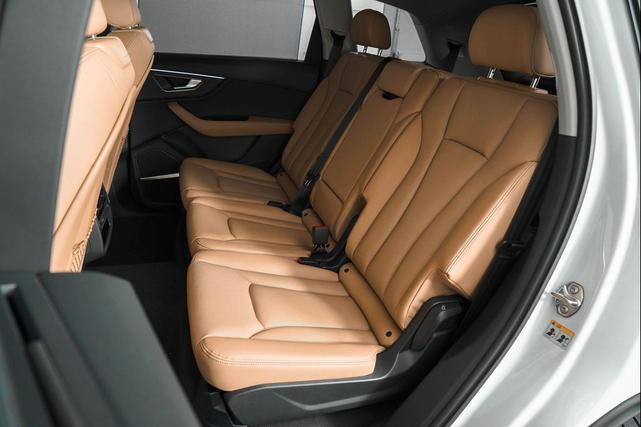 Photo of 2025 Glacier White Metallic Audi Q7
