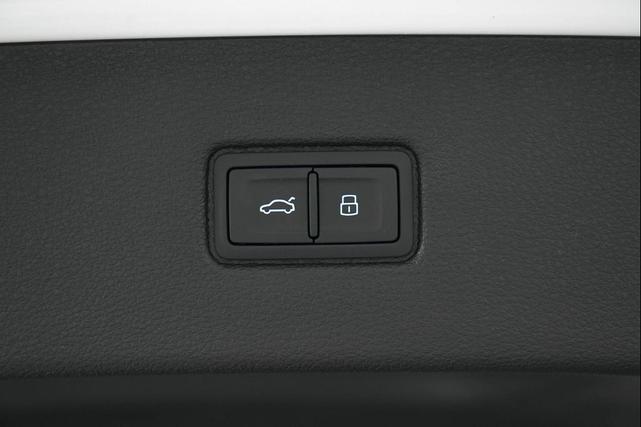 Photo of 2025 Glacier White Metallic Audi Q7