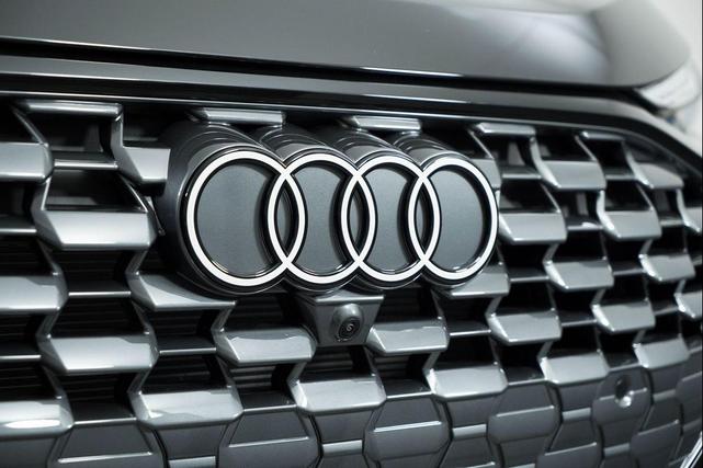Photo of 2025 Mythos Black Metallic Audi Q5