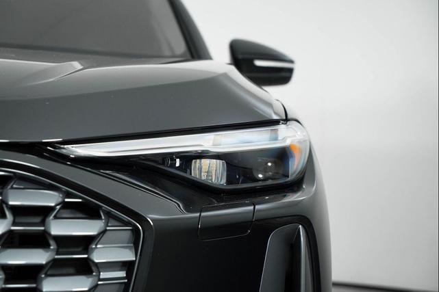 Photo of 2025 Mythos Black Metallic Audi Q5
