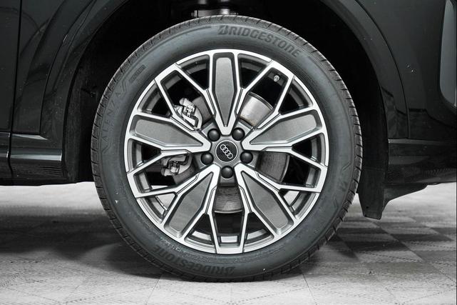 Photo of 2025 Mythos Black Metallic Audi Q5