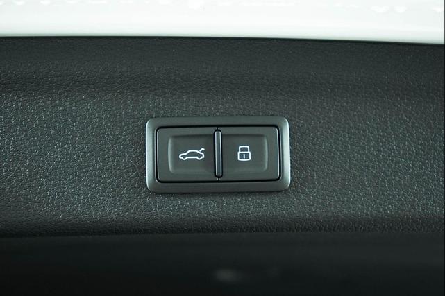 Photo of 2025 White Audi Q3