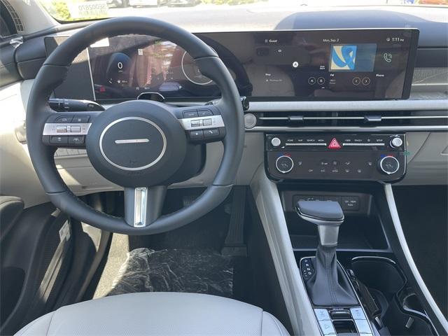 Photo of 2025 White Pearl Hyundai TUCSON