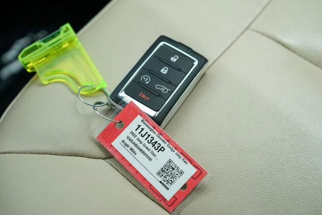 Photo of 2022 Bright White Clearcoat Jeep Grand Cherokee