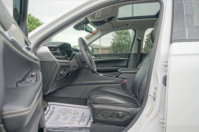 Photo of 2023 Bright White Clearcoat Jeep Grand Cherokee