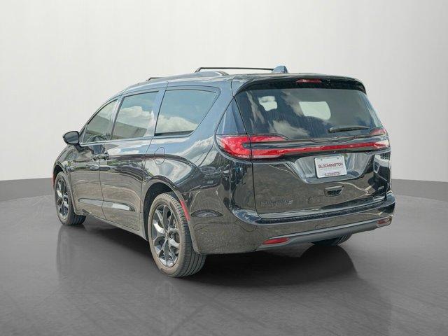 Photo of 2022 Brilliant Black Crystal Pearlcoat Chrysler Pacifica
