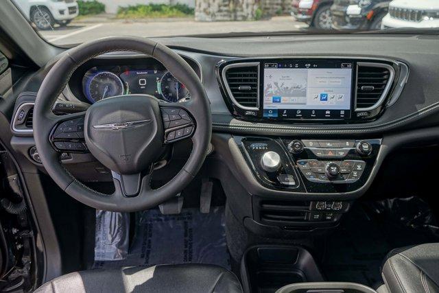 Photo of 2022 Brilliant Black Crystal Pearlcoat Chrysler Pacifica
