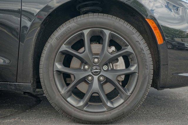Photo of 2022 Brilliant Black Crystal Pearlcoat Chrysler Pacifica