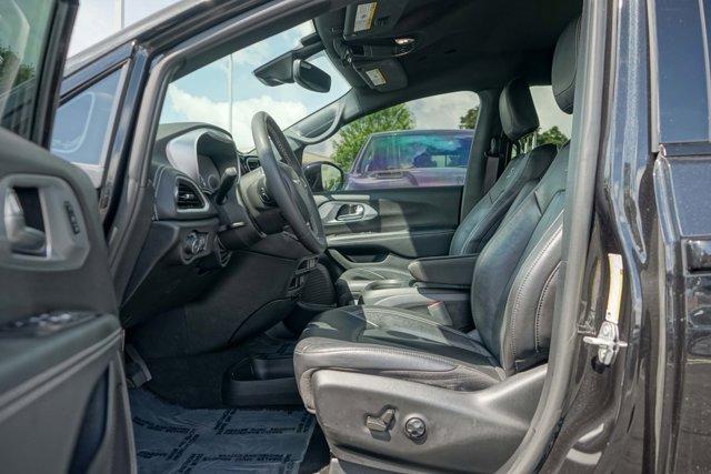 Photo of 2022 Brilliant Black Crystal Pearlcoat Chrysler Pacifica