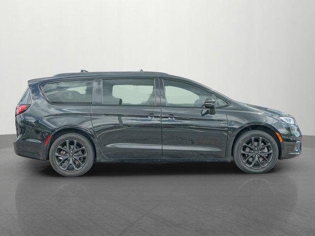 Photo of 2022 Brilliant Black Crystal Pearlcoat Chrysler Pacifica