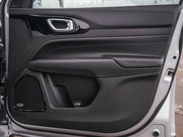 Photo of 2025 Bright White Clearcoat Jeep Compass