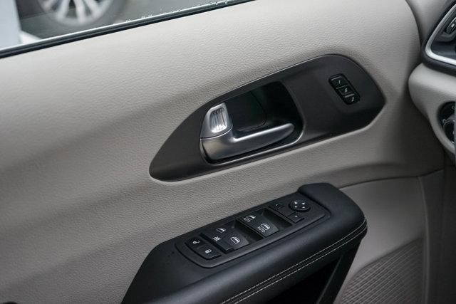 Photo of 2024 Diamond Black Crystal Pearlcoat Chrysler Pacifica