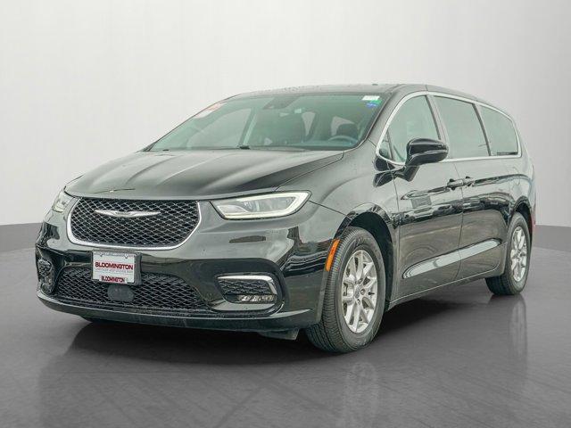 Photo of 2024 Diamond Black Crystal Pearlcoat Chrysler Pacifica