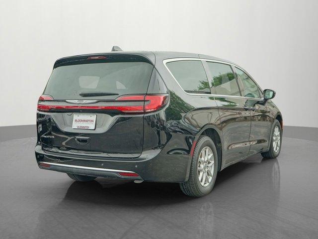 Photo of 2024 Diamond Black Crystal Pearlcoat Chrysler Pacifica