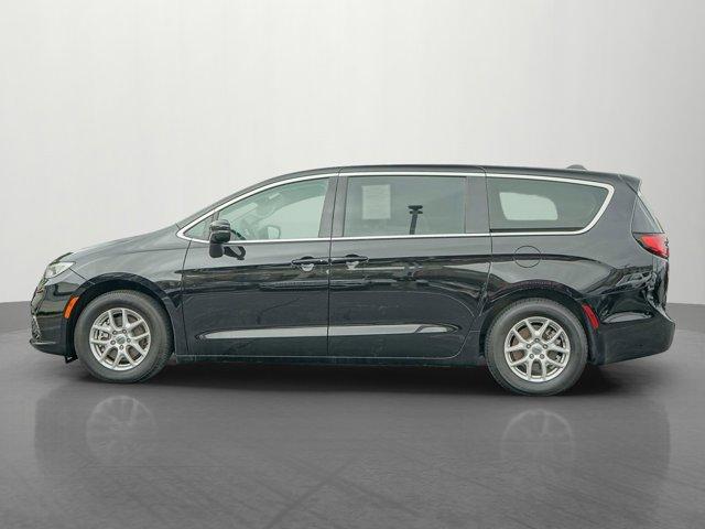 Photo of 2024 Diamond Black Crystal Pearlcoat Chrysler Pacifica