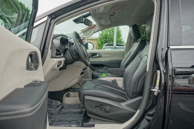 Photo of 2024 Diamond Black Crystal Pearlcoat Chrysler Pacifica