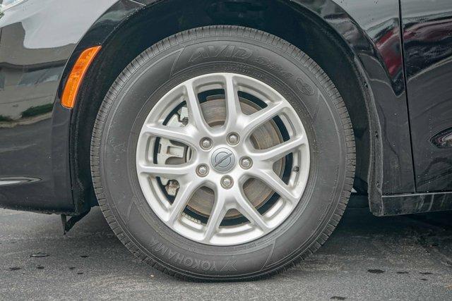 Photo of 2024 Diamond Black Crystal Pearlcoat Chrysler Pacifica