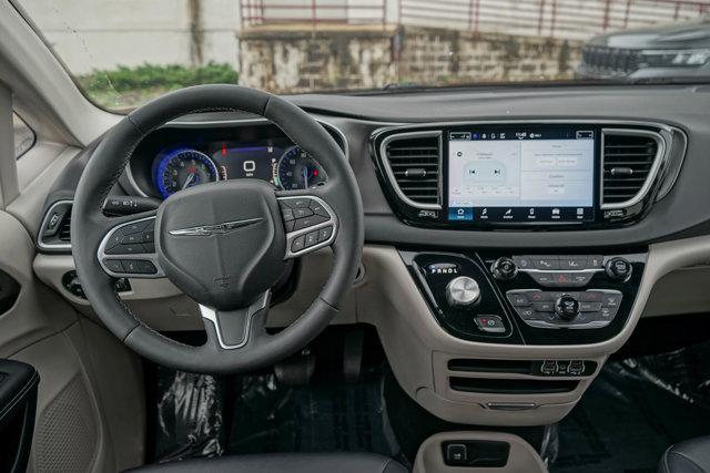 Photo of 2024 Diamond Black Crystal Pearlcoat Chrysler Pacifica