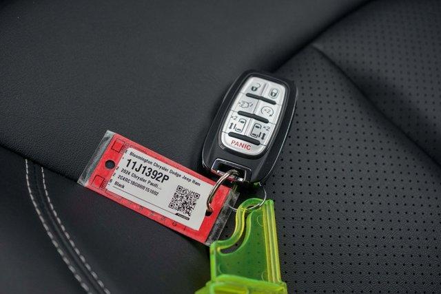 Photo of 2024 Diamond Black Crystal Pearlcoat Chrysler Pacifica
