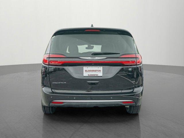 Photo of 2024 Diamond Black Crystal Pearlcoat Chrysler Pacifica