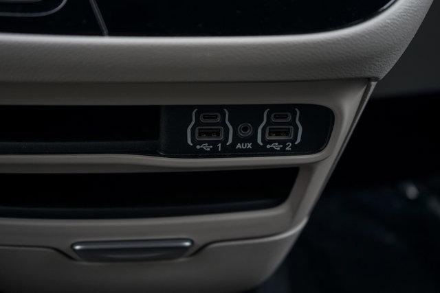 Photo of 2024 Diamond Black Crystal Pearlcoat Chrysler Pacifica