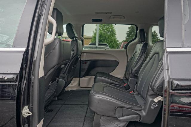 Photo of 2024 Diamond Black Crystal Pearlcoat Chrysler Pacifica