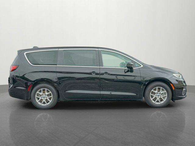 Photo of 2024 Diamond Black Crystal Pearlcoat Chrysler Pacifica