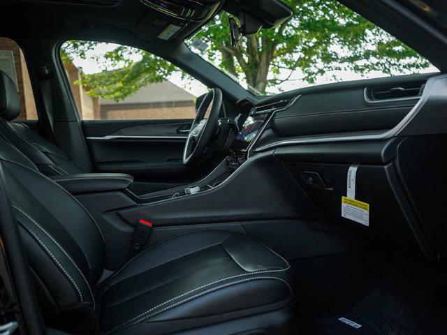 Photo of 2025 Bright White Clearcoat Jeep Grand Cherokee