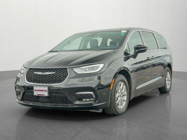 Photo of 2024 Diamond Black Crystal Pearlcoat Chrysler Pacifica