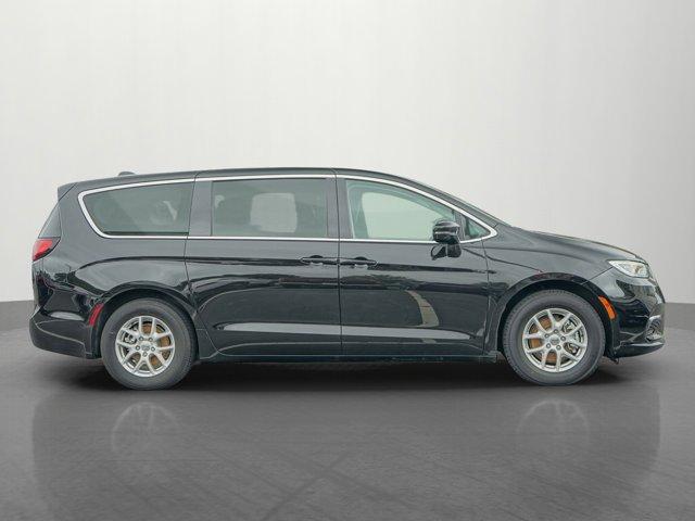 Photo of 2024 Diamond Black Crystal Pearlcoat Chrysler Pacifica