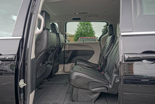 Photo of 2024 Diamond Black Crystal Pearlcoat Chrysler Pacifica