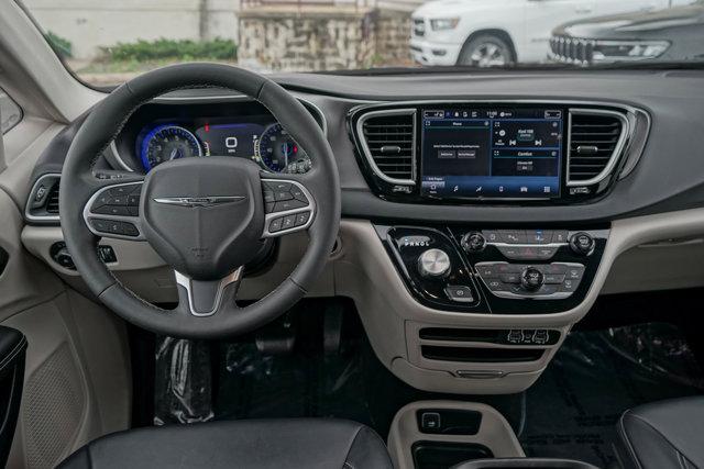 Photo of 2024 Diamond Black Crystal Pearlcoat Chrysler Pacifica
