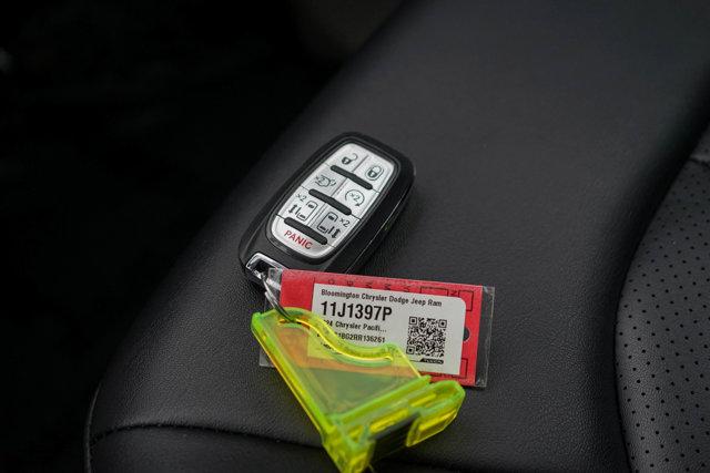 Photo of 2024 Diamond Black Crystal Pearlcoat Chrysler Pacifica