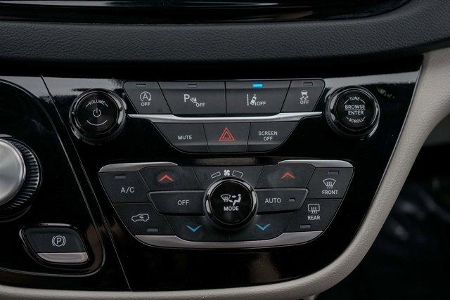Photo of 2024 Diamond Black Crystal Pearlcoat Chrysler Pacifica