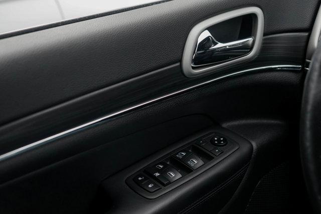 Photo of 2021 Diamond Black Crystal Pearlcoat Jeep Grand Cherokee