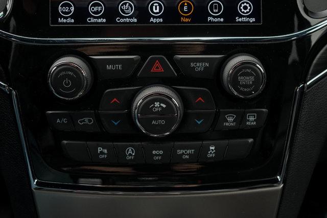 Photo of 2021 Diamond Black Crystal Pearlcoat Jeep Grand Cherokee