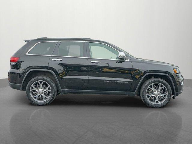 Photo of 2021 Diamond Black Crystal Pearlcoat Jeep Grand Cherokee