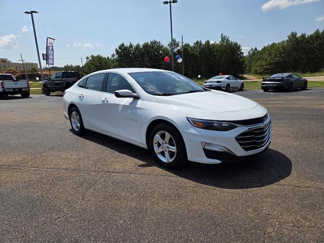 Photo of 2024 Summit White Chevrolet Malibu