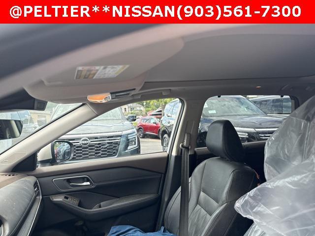 Photo of 2022 Champagne Silver Metallic Nissan Rogue