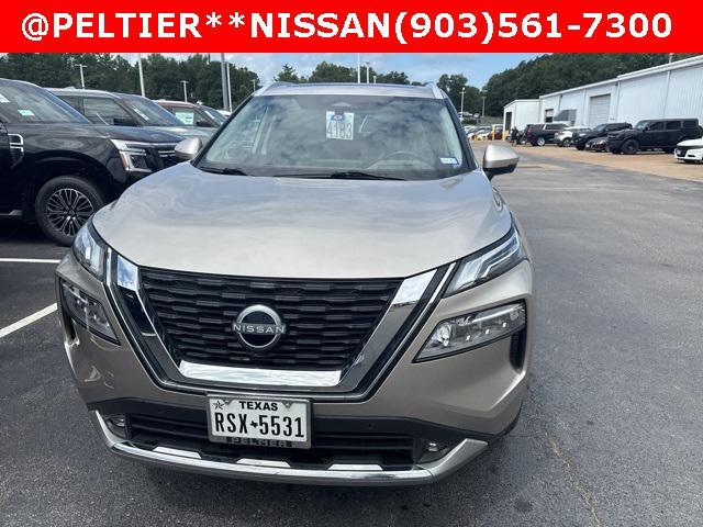 Photo of 2022 Champagne Silver Metallic Nissan Rogue