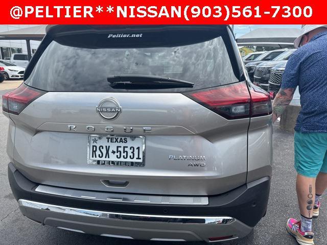 Photo of 2022 Champagne Silver Metallic Nissan Rogue
