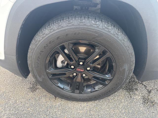 Photo of 2023 Summit White GMC Terrain