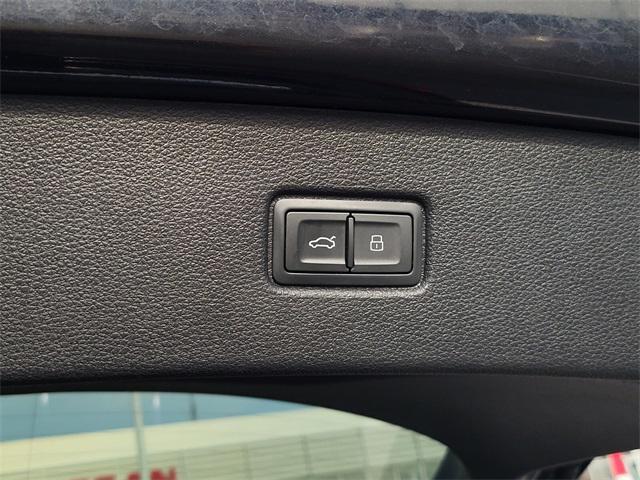 Photo of 2019 Orca Black Metallic Audi Q7