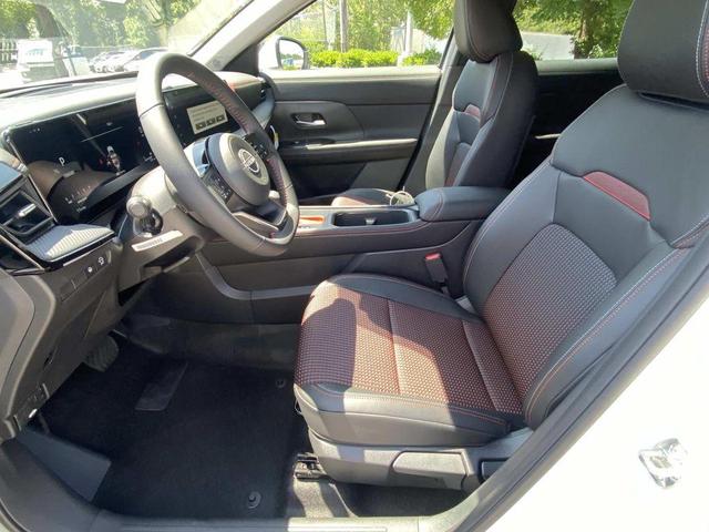Photo of 2025 Aspen White Tri Nissan Kicks