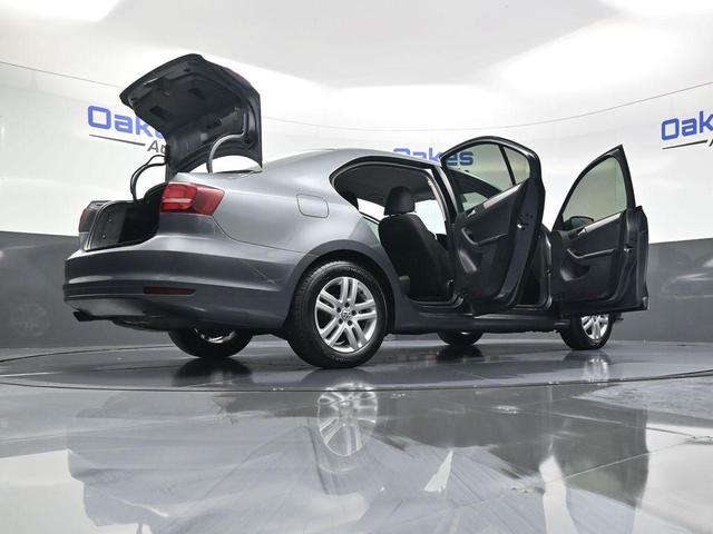 Photo of 2018 Platinum Gray Metallic Volkswagen Jetta